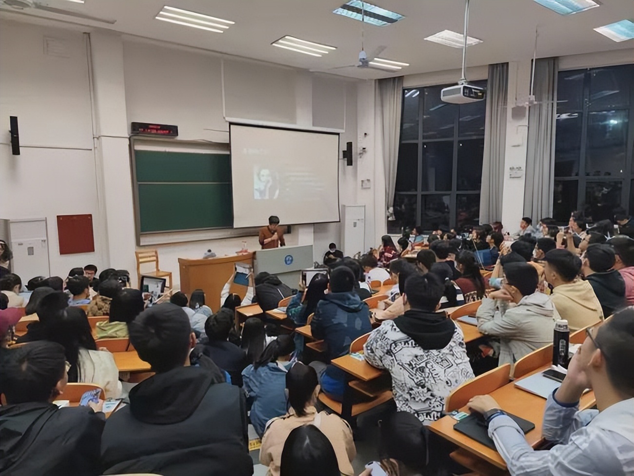 大学“奶头乐”盛行，大学生该如何应对？